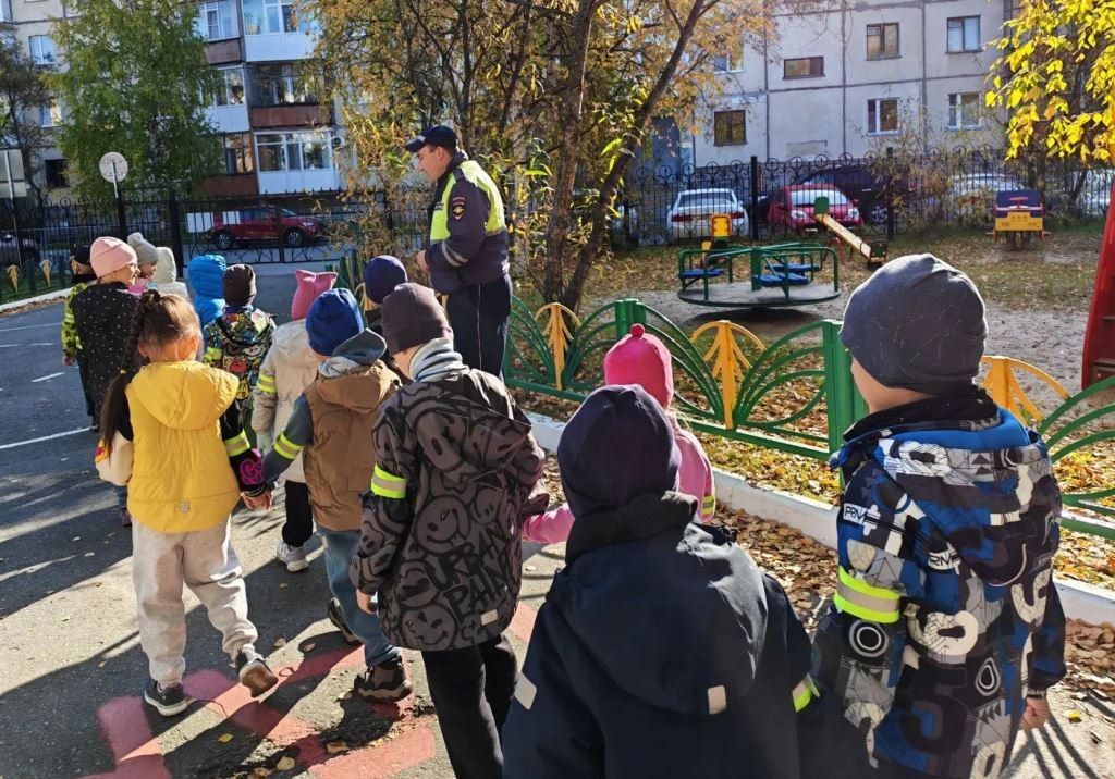 Надымские автоинспекторы организовали пешеходную экскурсию по дорожной безопасности для дошкольников Надымские автоинспекторы организовали пешеходную экскурсию по дорожной безопасности для дошкольников