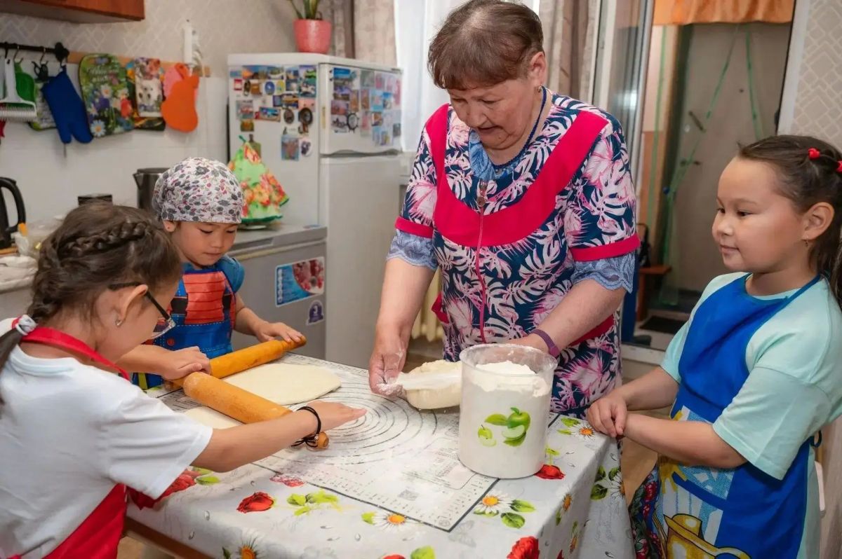 Многодетных супругов из Сюнай-Сале наградили медалью ордена «Родительская слава» Многодетных супругов из Сюнай-Сале наградили медалью ордена «Родительская слава»