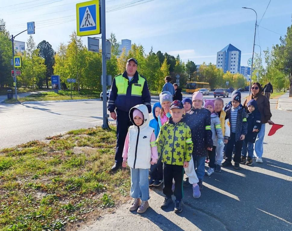 Надымские автоинспекторы организовали пешеходную экскурсию по дорожной безопасности для дошкольников Надымские автоинспекторы организовали пешеходную экскурсию по дорожной безопасности для дошкольников