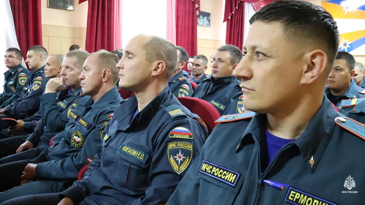 Начальник Главного управления МЧС России по ЯНАО провёл рабочую встречу с личным составом 1 ПСЧ Начальник Главного управления МЧС России по ЯНАО провёл рабочую встречу с личным составом 1 ПСЧ