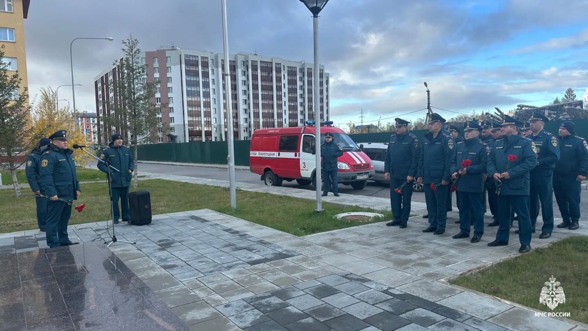 В Новом Уренгое участники учебнометодического сбора посетили памятные и профильные объекты В Новом Уренгое участники учебнометодического сбора посетили памятные и профильные объекты