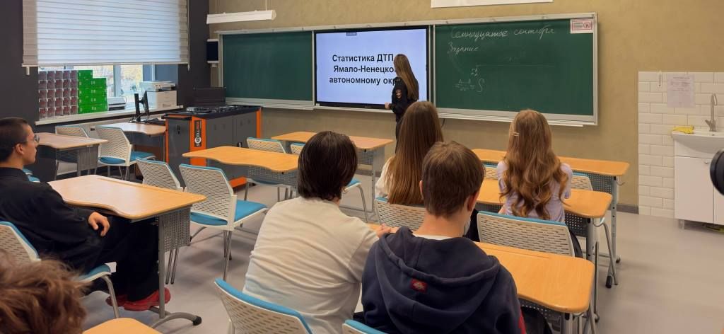 Пуровские инспекторы провели единый урок ПДД для учеников старших классов Пуровские инспекторы провели единый урок ПДД для учеников старших классов