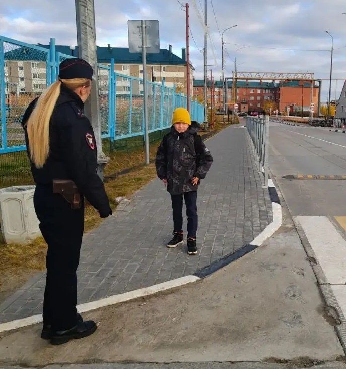 Тазовские автоинспекторы совместно с родителями провели акцию «Родительский патруль» вблизи подростковой школы «Перспектива» Тазовские автоинспекторы совместно с родителями провели акцию «Родительский патруль» вблизи подростковой школы «Перспектива»