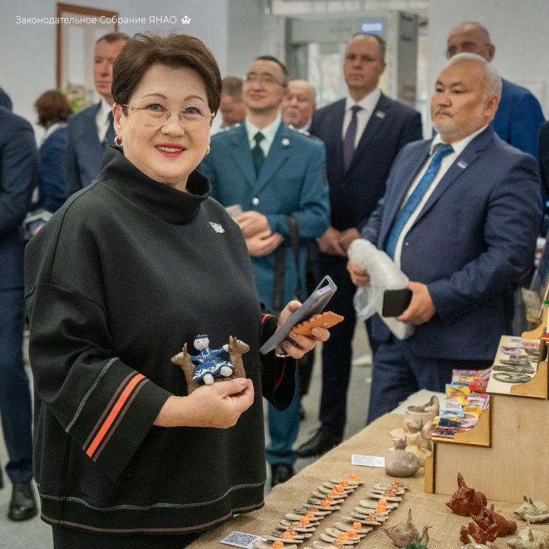 В парламенте прошла благотворительная выставка «Облачных творцов»