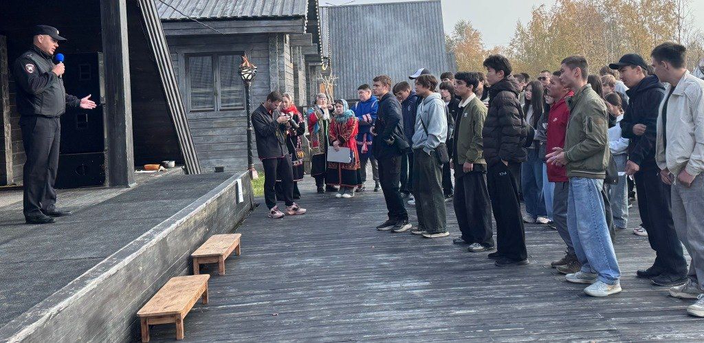 В рамках Недели безопасности заместитель начальника Госавтоинспекции Салехарда Алексей Лесенков, провёл «Крашкурс» для студентов Ямальского многопрофильного колледжа