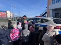 Начальник Госавтоинспекции города Салехарда подполковник полиции Алексей Колонтаев провел познавательную экскурсию для первоклассников класса МВД в школе № 4