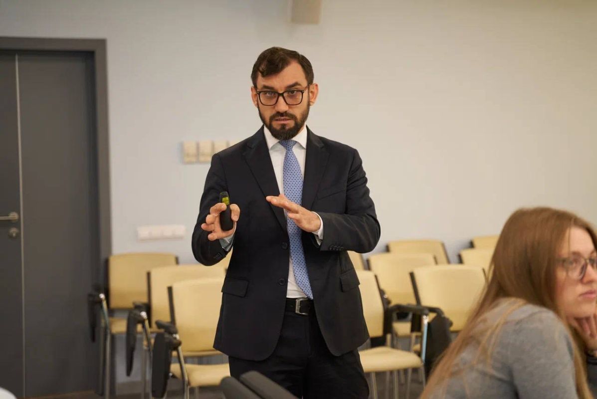 В Салехарде дан старт циклу проектно-аналитических сессий «Экономика места: от стратегии развития к инвестиционным лотам» В Салехарде дан старт циклу проектно-аналитических сессий «Экономика места: от стратегии развития к инвестиционным лотам»