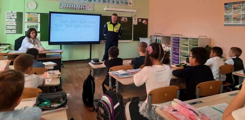Приуральские автоинспекторы провели профилактическую беседу о дорожной безопасности в начальной школе посёлка Харп Приуральские автоинспекторы провели профилактическую беседу о дорожной безопасности в начальной школе посёлка Харп