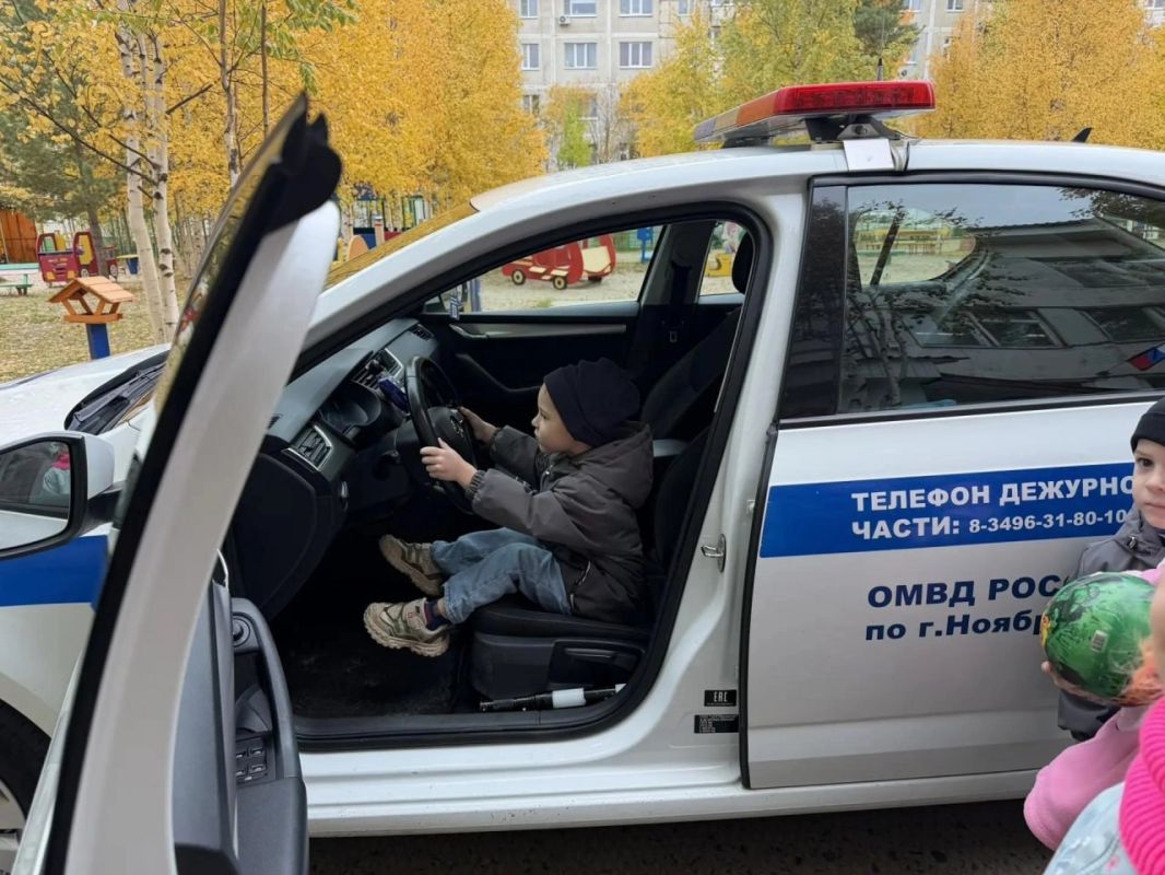 В детском саду «Белоснежка» дошкольники познакомились с патрульным автомобилем и узнали, как несут службу ноябрьские инспекторы ГАИ В детском саду «Белоснежка» дошкольники познакомились с патрульным автомобилем и узнали, как несут службу ноябрьские инспекторы ГАИ