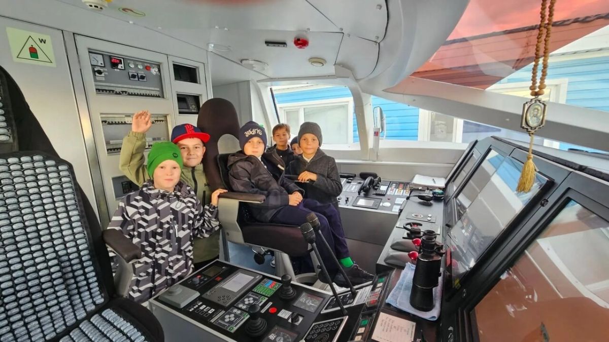 Теплоход вместо класса: школьники Салехарда побывали в Речном порту Теплоход вместо класса: школьники Салехарда побывали в Речном порту