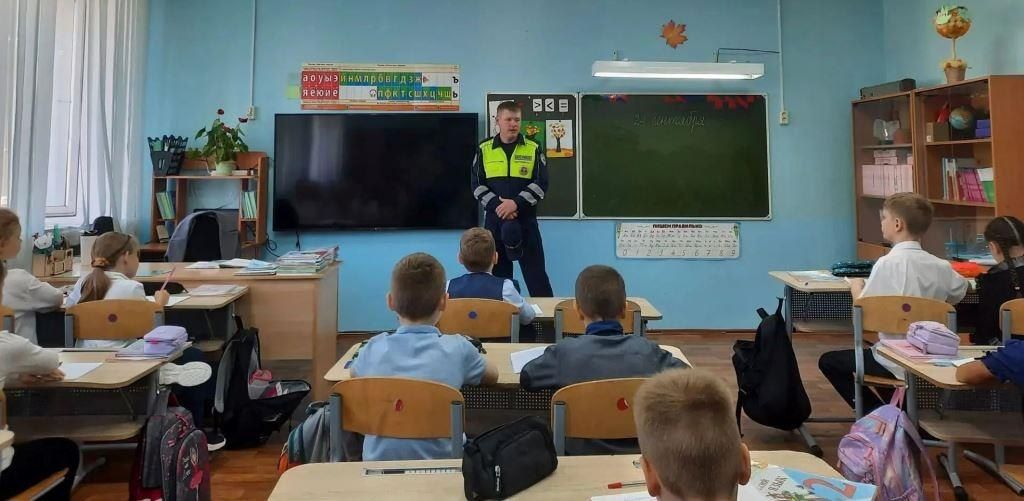 Приуральские автоинспекторы провели профилактическую беседу о дорожной безопасности в начальной школе посёлка Харп Приуральские автоинспекторы провели профилактическую беседу о дорожной безопасности в начальной школе посёлка Харп