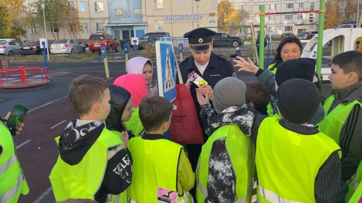 В рамках Недели безопасности автоинспекторы провели открытый урок для надымских школьников В рамках Недели безопасности автоинспекторы провели открытый урок для надымских школьников