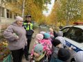 В детском саду «Белоснежка» дошкольники познакомились с патрульным автомобилем и узнали, как несут службу ноябрьские инспекторы ГАИ