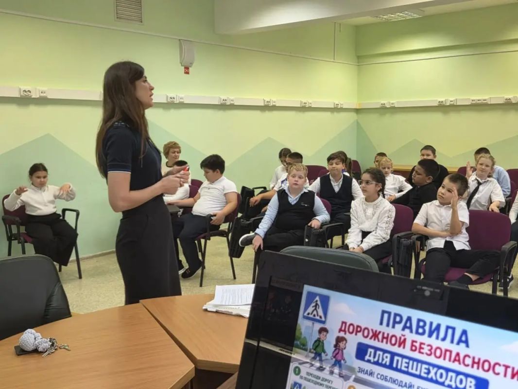 Автоинспекторы Муравленко провели лекторий по дорожной безопасности с несовершеннолетними Автоинспекторы Муравленко провели лекторий по дорожной безопасности с несовершеннолетними