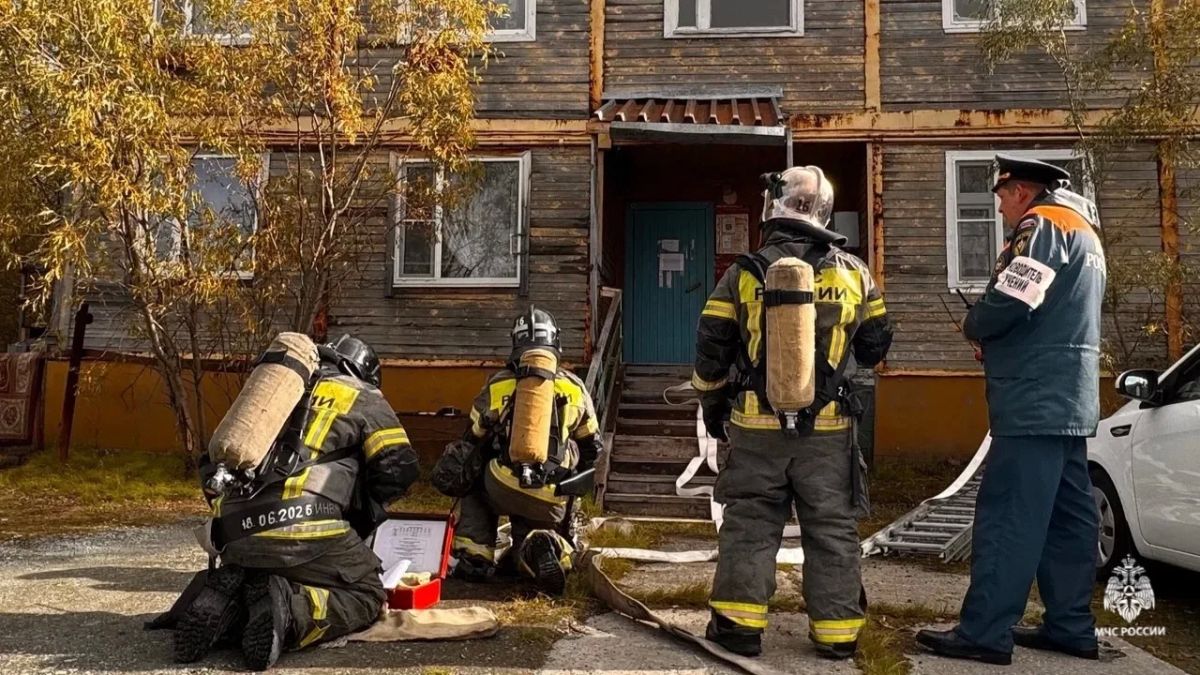 В Лабытнанги огнеборцы отработали тушение условного пожара в деревянном жилом доме В Лабытнанги огнеборцы отработали тушение условного пожара в деревянном жилом доме
