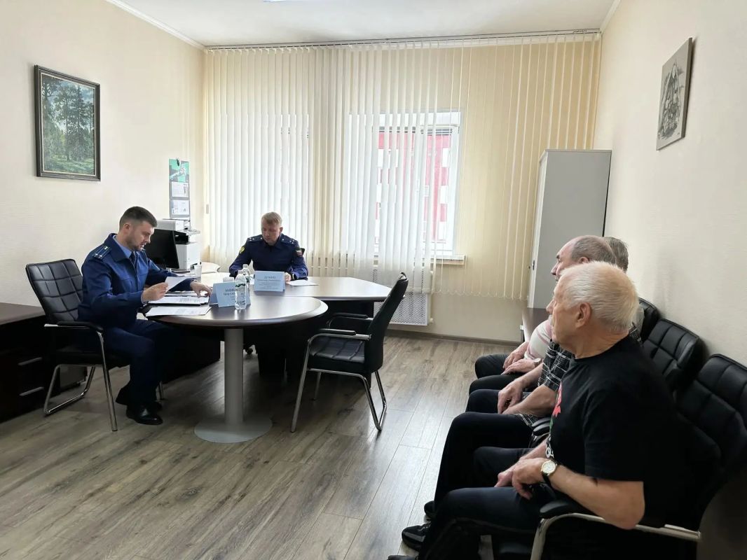 Заместитель прокурора Ямало-Ненецкого автономного округа Александр Демин с рабочим визитом посетил ГБУ ЯНАО «Харпский дом-интернат для инвалидов и престарелых «Мядико» Заместитель прокурора Ямало-Ненецкого автономного округа Александр Демин с рабочим визитом посетил ГБУ ЯНАО «Харпский дом-интернат для инвалидов и престарелых «Мядико»