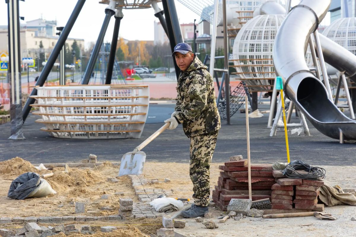 Ремонт играм не помеха. Пока строители вовсю обновляют главную игровую зону у «Геолога» в Салехарде, местная детвора зря времени не теряет и оперативно перешла на спортивный режим Ремонт играм не помеха. Пока строители вовсю обновляют главную игровую зону у «Геолога» в Салехарде, местная детвора зря времени не теряет и оперативно перешла на спортивный режим