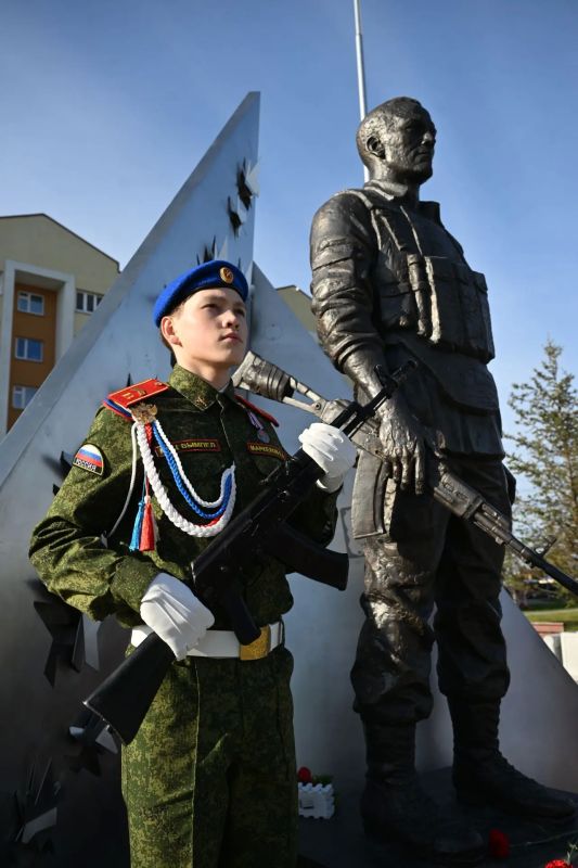 В День воссоединения ДНР, ЛНР, Запорожской и Херсонской областей с Россией новоуренгойцы возложили цветы на Аллее Мужества В День воссоединения ДНР, ЛНР, Запорожской и Херсонской областей с Россией новоуренгойцы возложили цветы на Аллее Мужества