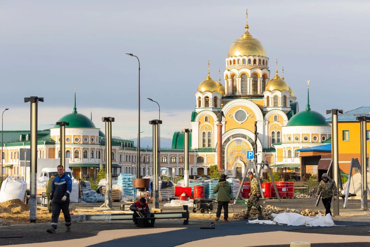 Ремонт играм не помеха. Пока строители вовсю обновляют главную игровую зону у «Геолога» в Салехарде, местная детвора зря времени не теряет и оперативно перешла на спортивный режим