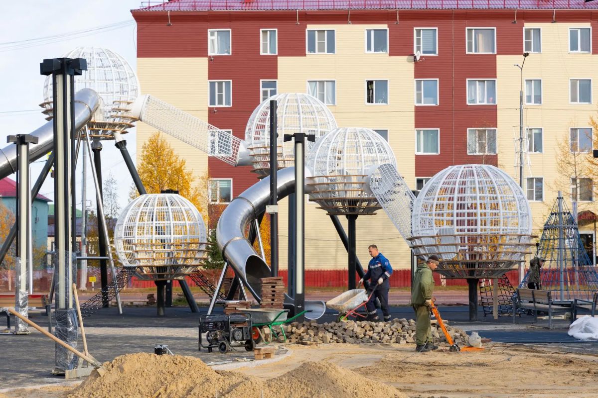 Ремонт играм не помеха. Пока строители вовсю обновляют главную игровую зону у «Геолога» в Салехарде, местная детвора зря времени не теряет и оперативно перешла на спортивный режим Ремонт играм не помеха. Пока строители вовсю обновляют главную игровую зону у «Геолога» в Салехарде, местная детвора зря времени не теряет и оперативно перешла на спортивный режим