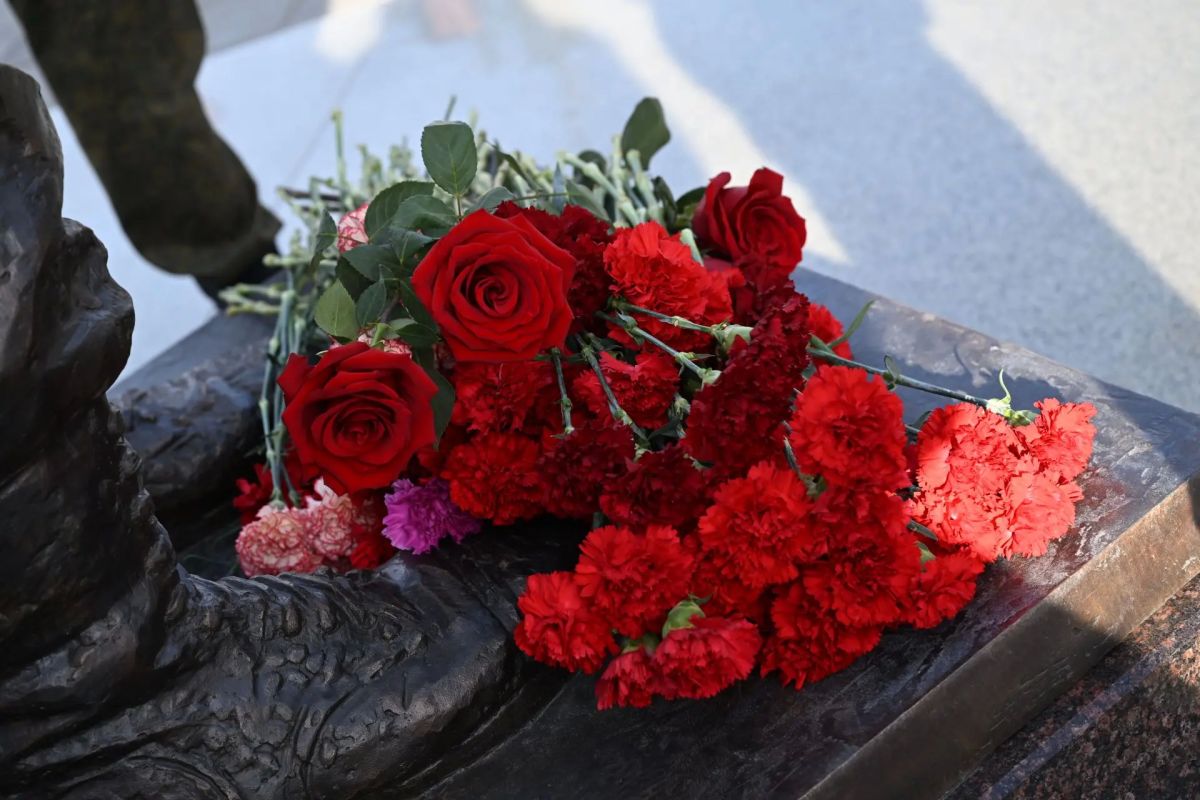 В День воссоединения ДНР, ЛНР, Запорожской и Херсонской областей с Россией новоуренгойцы возложили цветы на Аллее Мужества В День воссоединения ДНР, ЛНР, Запорожской и Херсонской областей с Россией новоуренгойцы возложили цветы на Аллее Мужества