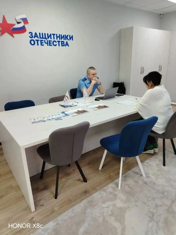 Надымский городской прокурор Илья Уткин совместно с социальным координатором филиала фонда поддержки участников СВО «Защитники Отечества» провел личный прием граждан