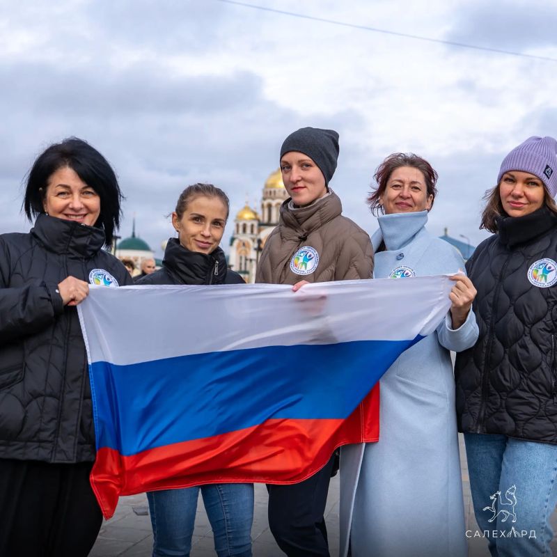 На площади Центра культуры и спорта «Геолог» прошла концертная программа, посвящённая дате принятия в состав России Донецкой и Луганской Народных Республик, Запорожской и Херсонской областей На площади Центра культуры и спорта «Геолог» прошла концертная программа, посвящённая дате принятия в состав России Донецкой и Луганской Народных Республик, Запорожской и Херсонской областей