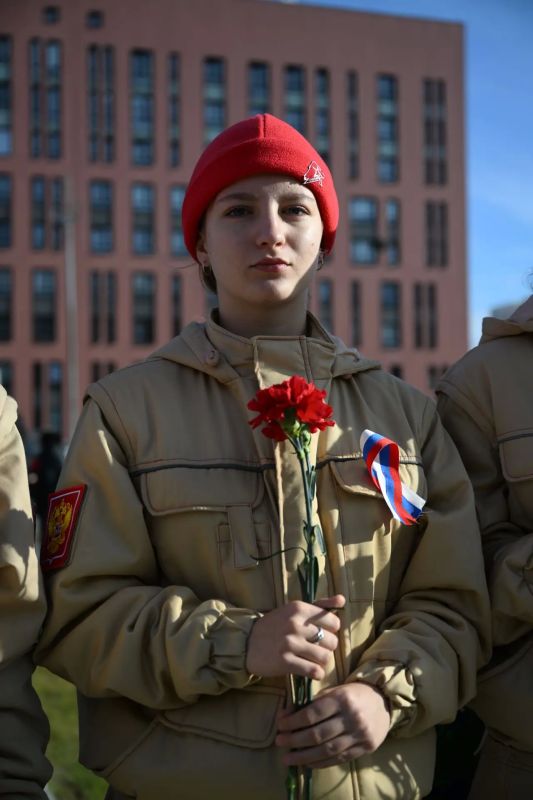 В День воссоединения ДНР, ЛНР, Запорожской и Херсонской областей с Россией новоуренгойцы возложили цветы на Аллее Мужества В День воссоединения ДНР, ЛНР, Запорожской и Херсонской областей с Россией новоуренгойцы возложили цветы на Аллее Мужества