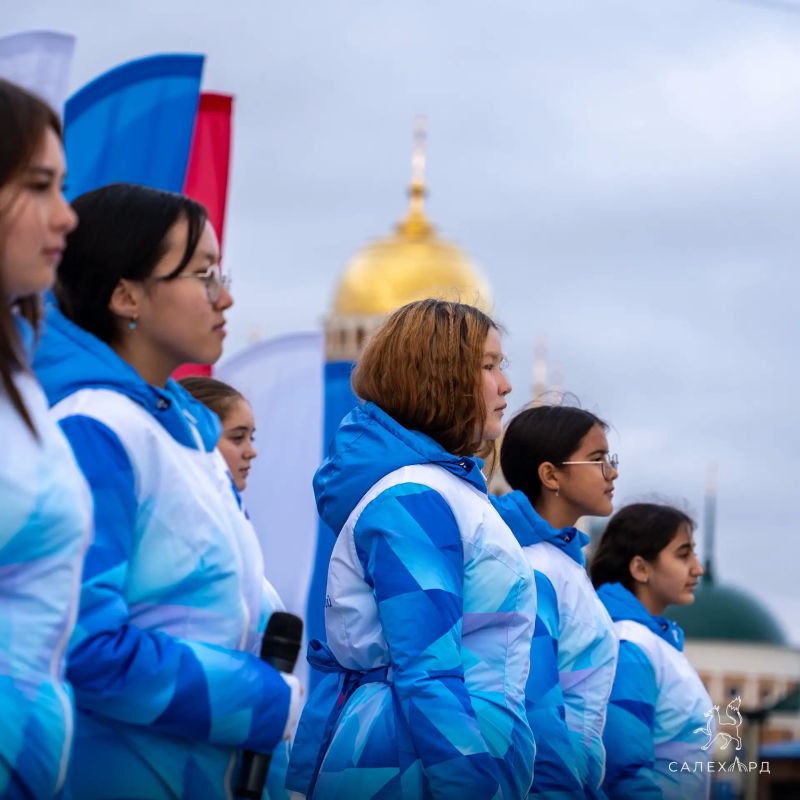 На площади Центра культуры и спорта «Геолог» прошла концертная программа, посвящённая дате принятия в состав России Донецкой и Луганской Народных Республик, Запорожской и Херсонской областей На площади Центра культуры и спорта «Геолог» прошла концертная программа, посвящённая дате принятия в состав России Донецкой и Луганской Народных Республик, Запорожской и Херсонской областей
