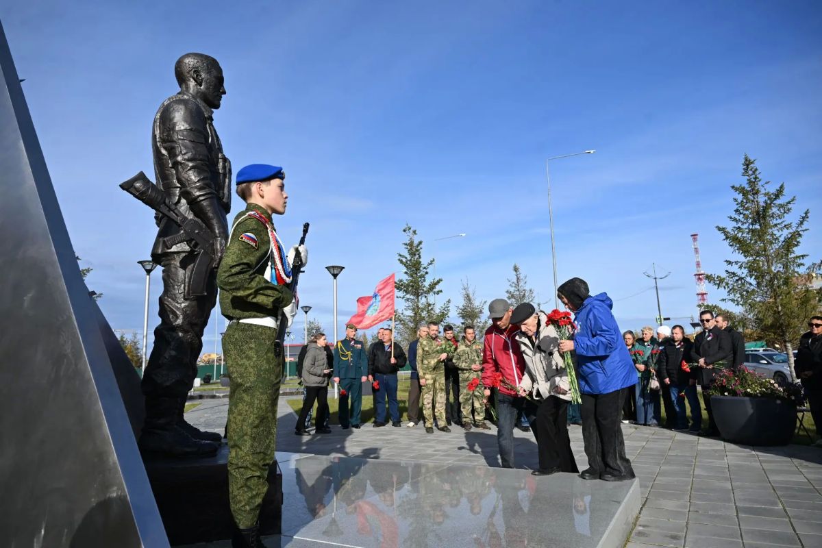 В День воссоединения ДНР, ЛНР, Запорожской и Херсонской областей с Россией новоуренгойцы возложили цветы на Аллее Мужества В День воссоединения ДНР, ЛНР, Запорожской и Херсонской областей с Россией новоуренгойцы возложили цветы на Аллее Мужества