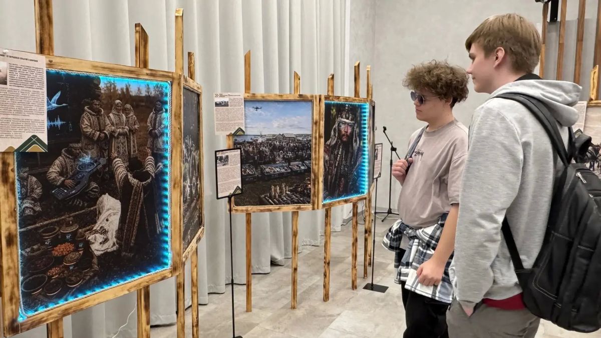 Традиции плюс нейросети: студенты Тюмени познакомились с выставкой «Сэрим нянг Традиции плюс нейросети: студенты Тюмени познакомились с выставкой «Сэрим нянг