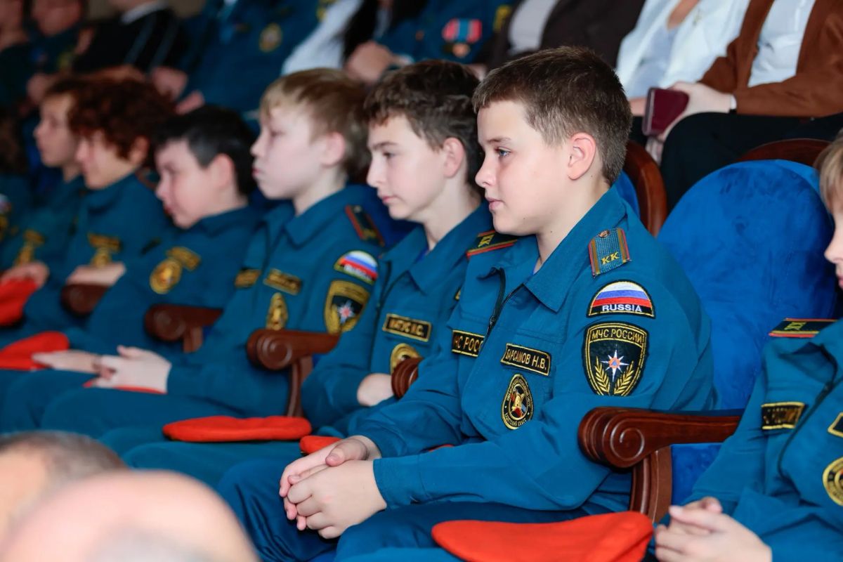 40 лет на страже Лабытнанги: в городе отметили юбилей пожарно-спасательной части и вручили новую автолестницу 40 лет на страже Лабытнанги: в городе отметили юбилей пожарно-спасательной части и вручили новую автолестницу
