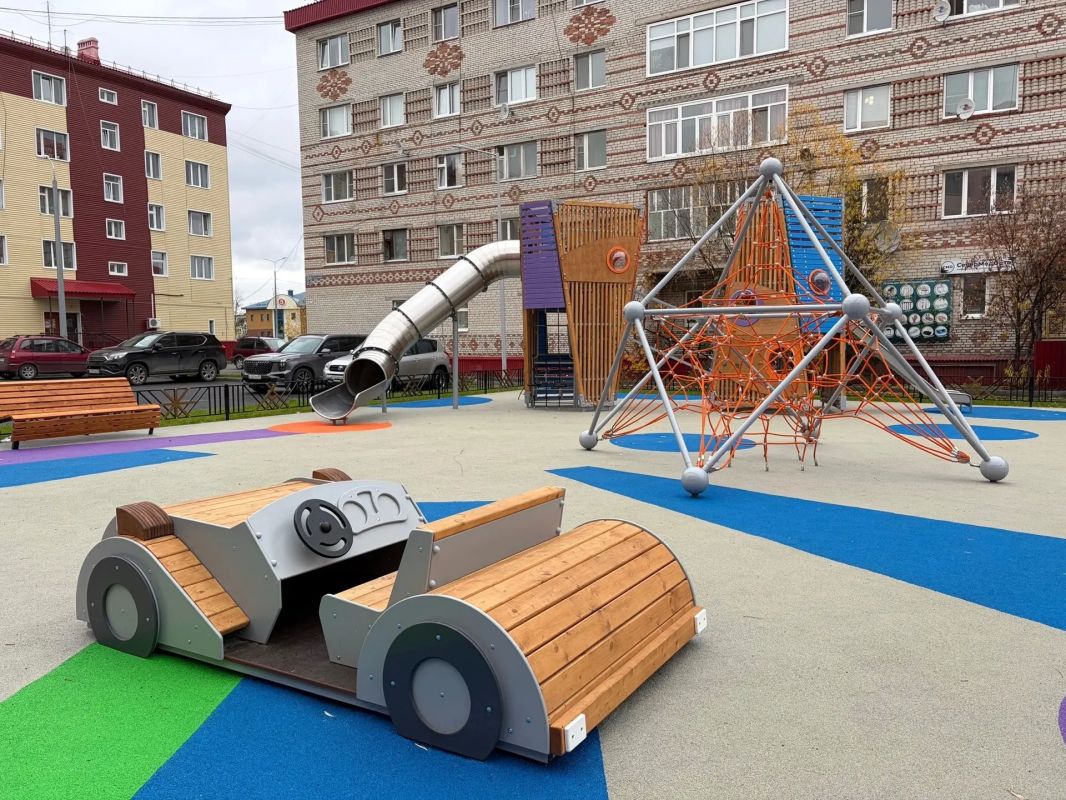 В Салехарде на улицах Матросова-36 и Губкина-6а, в рамках окружной программы «Мой двор» появились сразу две площадки - спортивная и детская В Салехарде на улицах Матросова-36 и Губкина-6а, в рамках окружной программы «Мой двор» появились сразу две площадки - спортивная и детская