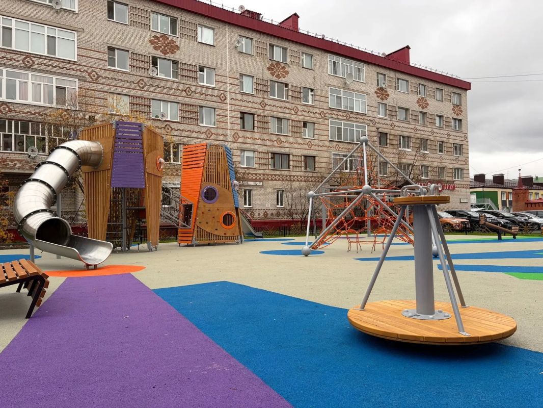 В Салехарде на улицах Матросова-36 и Губкина-6а, в рамках окружной программы «Мой двор» появились сразу две площадки - спортивная и детская В Салехарде на улицах Матросова-36 и Губкина-6а, в рамках окружной программы «Мой двор» появились сразу две площадки - спортивная и детская