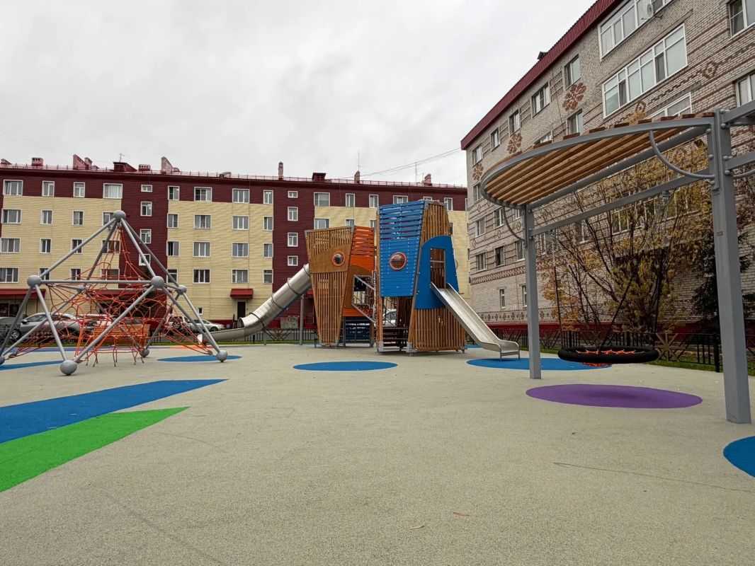 В Салехарде на улицах Матросова-36 и Губкина-6а, в рамках окружной программы «Мой двор» появились сразу две площадки - спортивная и детская В Салехарде на улицах Матросова-36 и Губкина-6а, в рамках окружной программы «Мой двор» появились сразу две площадки - спортивная и детская