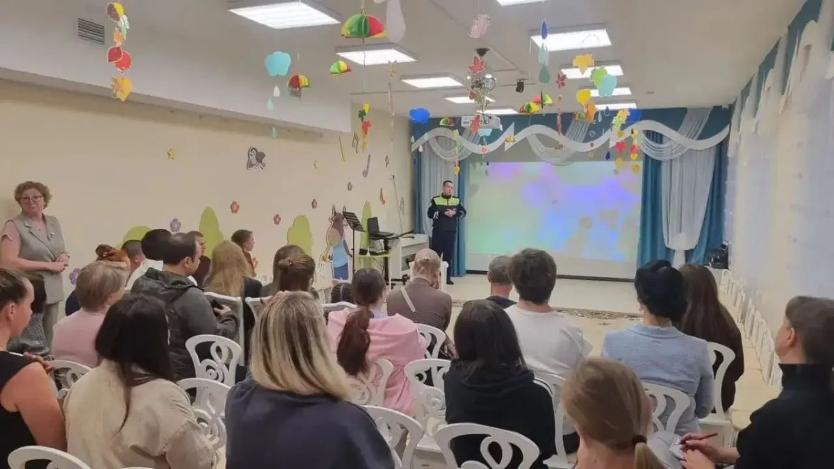 Сотрудники Салехардской Госавтоинспекции организовали серию родительских собраний в детских садах «Мамонтёнок», «Синяя птица» и «Кристаллик»