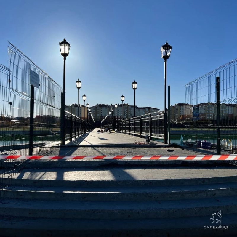 На пешеходном мосту через Преображенку обновляют ограждение