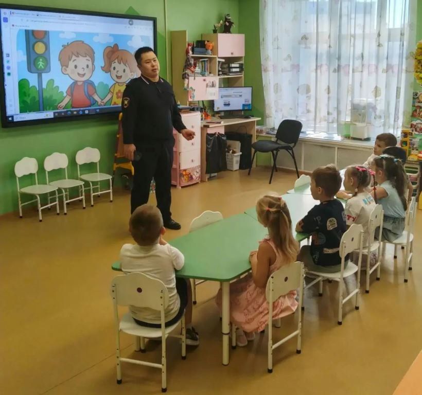 Сотрудники Госавтоинспекции Приуральского района провели урок безопасности для дошкольников