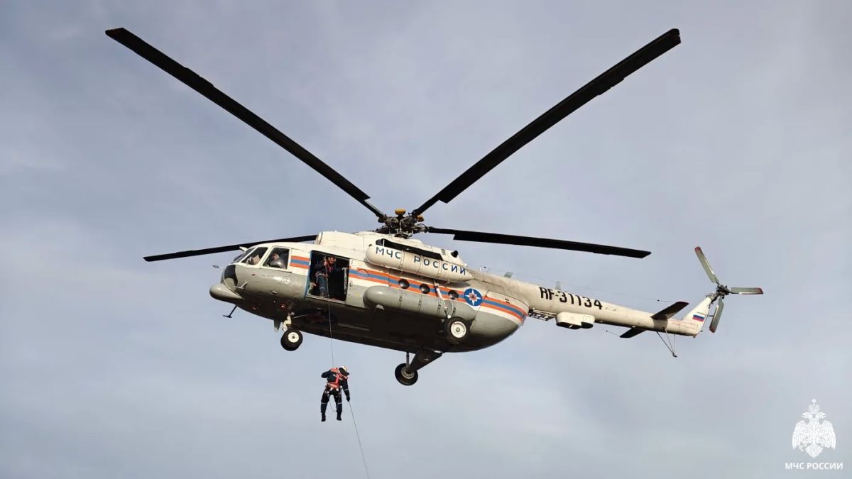 Когда приземлиться нельзя — спасатели спускаются с вертолёта Когда приземлиться нельзя — спасатели спускаются с вертолёта