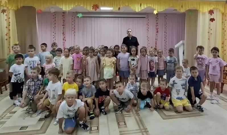 Госавтоинспекторы Нового Уренгоя провели занятие для воспитанников детского сада «Радуга» Госавтоинспекторы Нового Уренгоя провели занятие для воспитанников детского сада «Радуга»