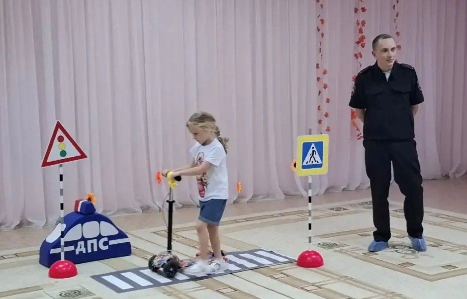 Госавтоинспекторы Нового Уренгоя провели занятие для воспитанников детского сада «Радуга»