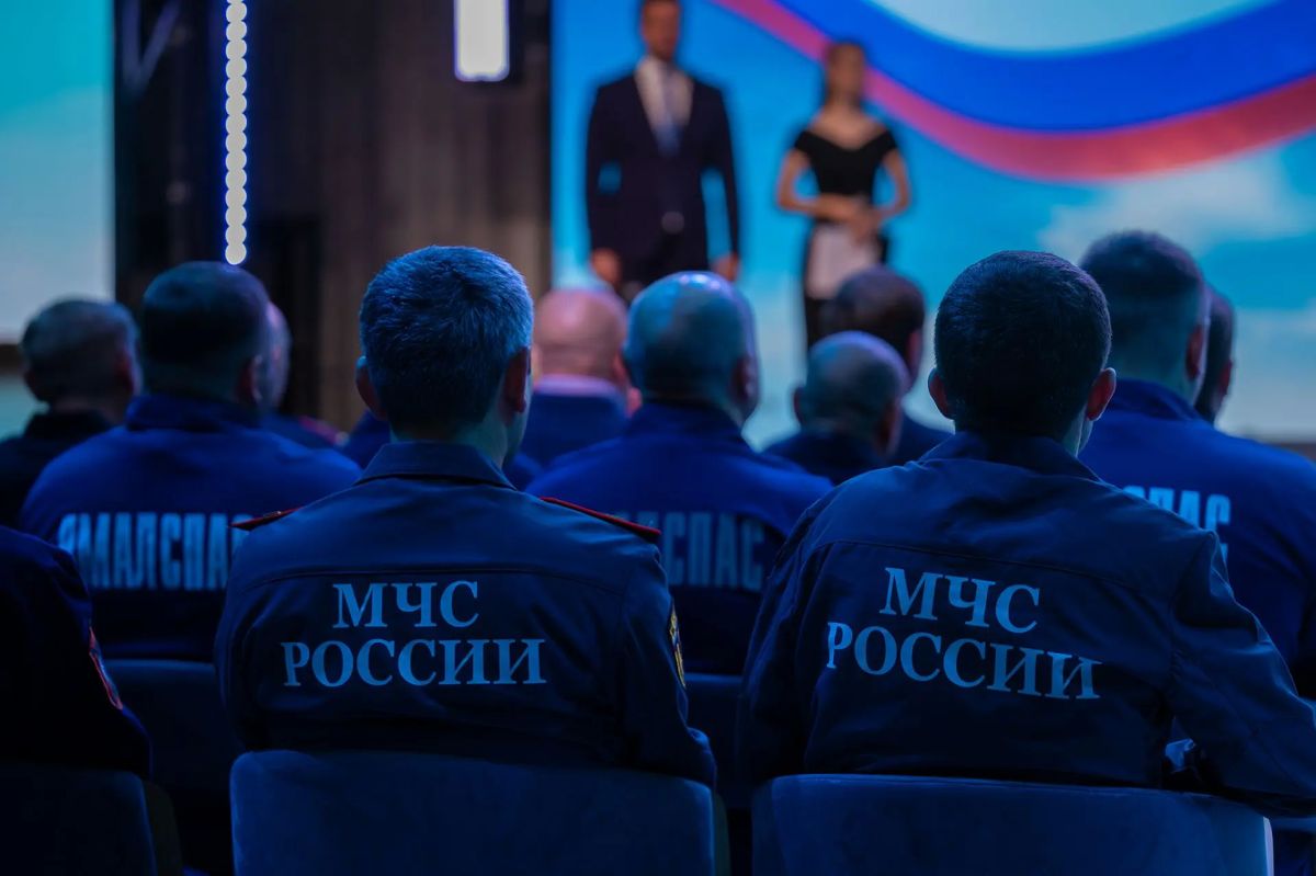 Дмитрий Артюхов: Вручил награды землякам, которые тушили лесные пожары Дмитрий Артюхов: Вручил награды землякам, которые тушили лесные пожары
