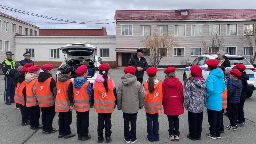 Сотрудники Салехардской Госавтоинспекции провели встречу с учениками специализированного класса «Юнармия» в средней образовательной школе № 6 Сотрудники Салехардской Госавтоинспекции провели встречу с учениками специализированного класса «Юнармия» в средней образовательной школе № 6
