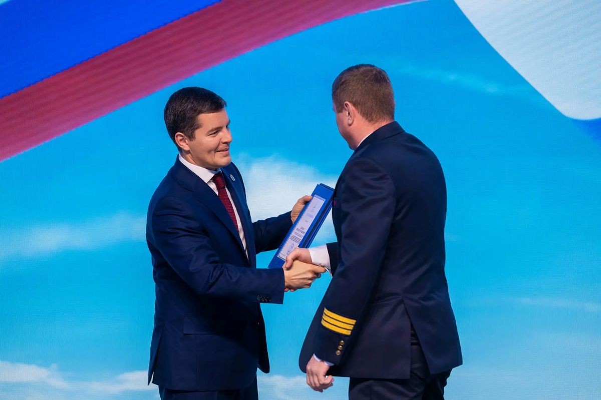 Дмитрий Артюхов: Вручил награды землякам, которые тушили лесные пожары Дмитрий Артюхов: Вручил награды землякам, которые тушили лесные пожары