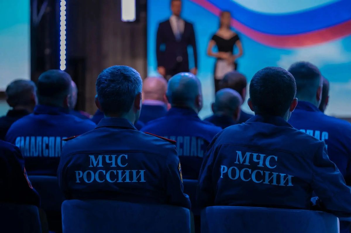 Укротители стихии: на Ямале наградили спасавших леса огнеборцев Укротители стихии: на Ямале наградили спасавших леса огнеборцев