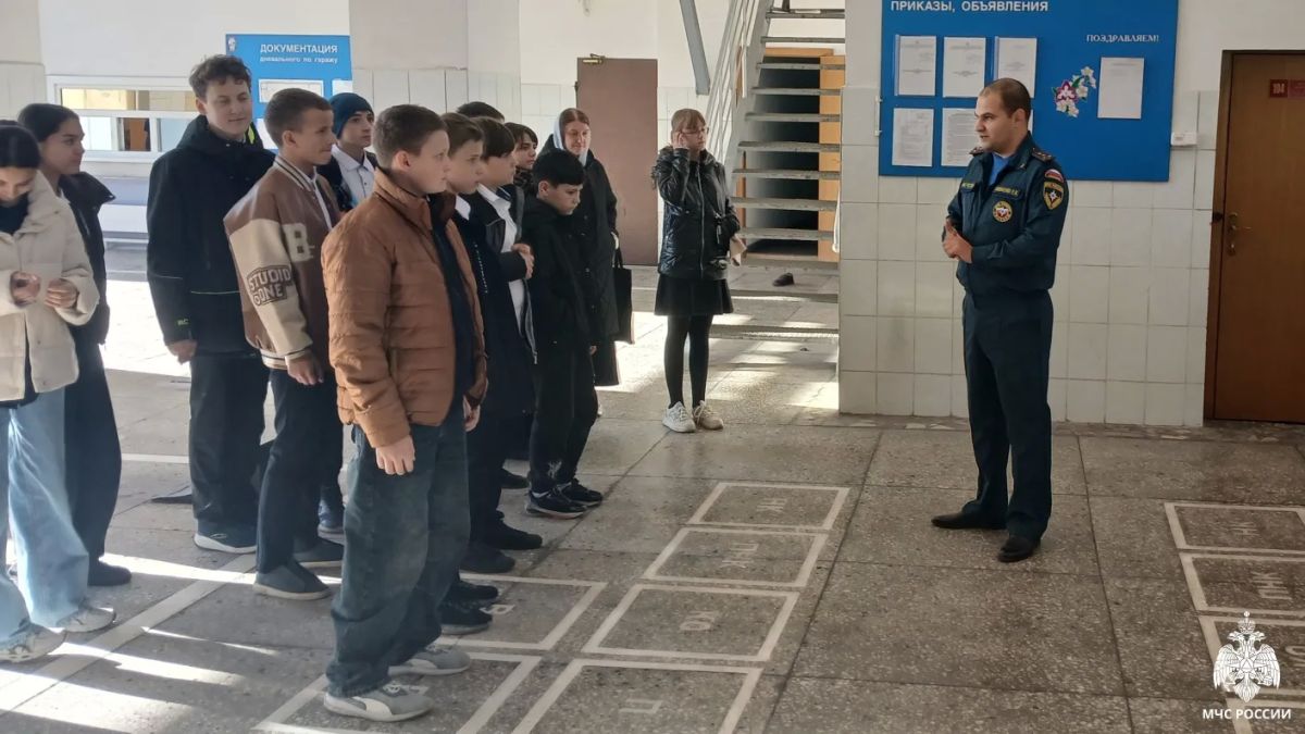 Экскурсия в пожарно-спасательной части: школьники познакомились с работой спасателей Экскурсия в пожарно-спасательной части: школьники познакомились с работой спасателей