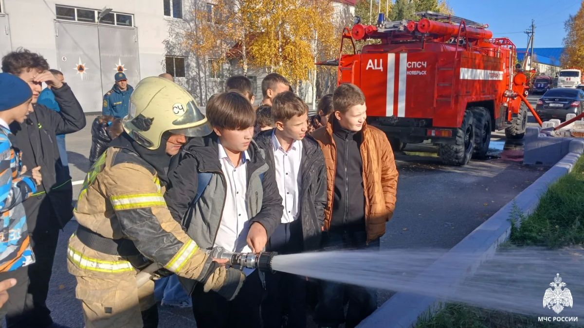 Экскурсия в пожарно-спасательной части: школьники познакомились с работой спасателей Экскурсия в пожарно-спасательной части: школьники познакомились с работой спасателей