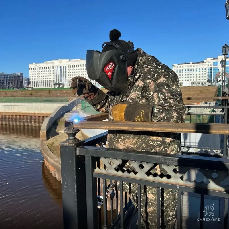 В Салехарде ремонтируют ограждение моста через Преображенку