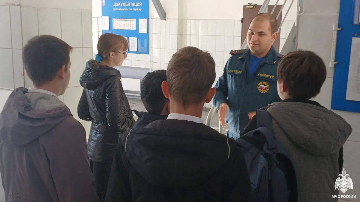 Экскурсия в пожарно-спасательной части: школьники познакомились с работой спасателей Экскурсия в пожарно-спасательной части: школьники познакомились с работой спасателей