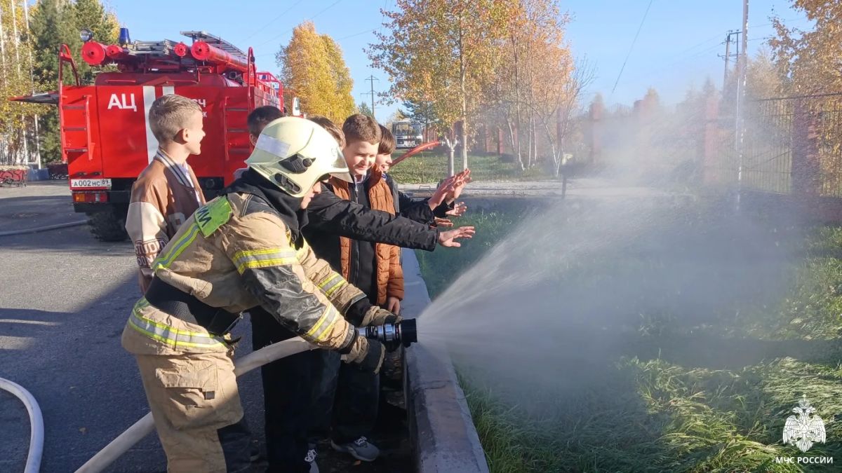 Экскурсия в пожарно-спасательной части: школьники познакомились с работой спасателей Экскурсия в пожарно-спасательной части: школьники познакомились с работой спасателей